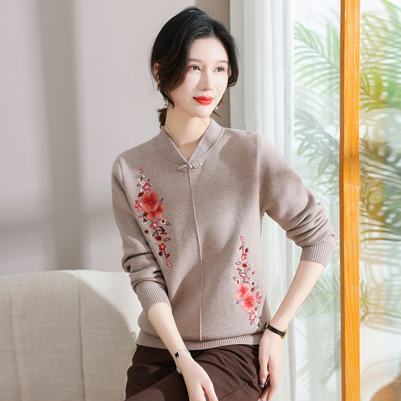 Autumn and winter mother's wear pullover fashionable style knitted bottoming shirt middle-aged and elderly women's clothing plus velvet thickened warm sweater