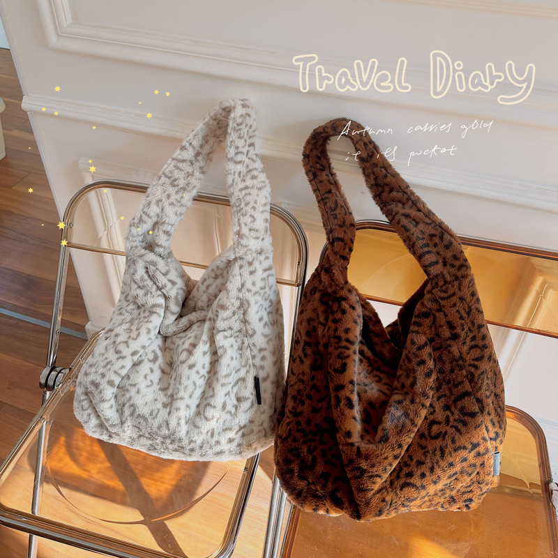 Homemade niche retro leopard print plush shoulder bag autumn and winter versatile large-capacity tote bag portable armpit bag for women