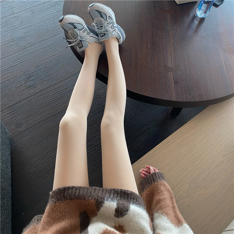 Autumn and winter Korean version of the bare-legged artifact for women, plus velvet and thickening, new nude-skinned stockings to wear outside leggings