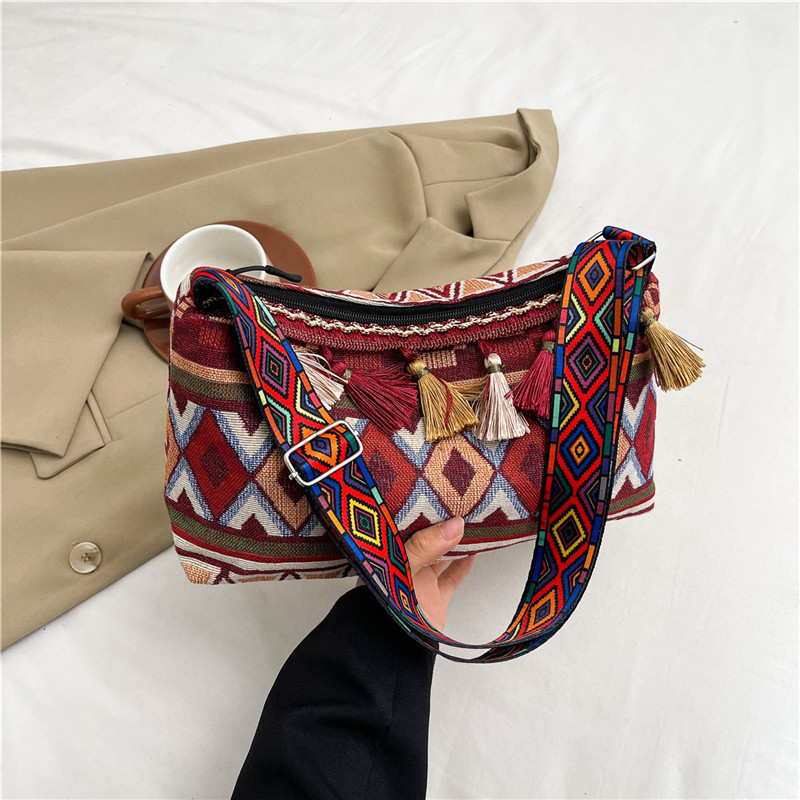 Cross-border 2024 summer new ethnic style bag women's trendy crossbody bag wide shoulder strap women's bag foreign style tassel bucket bag