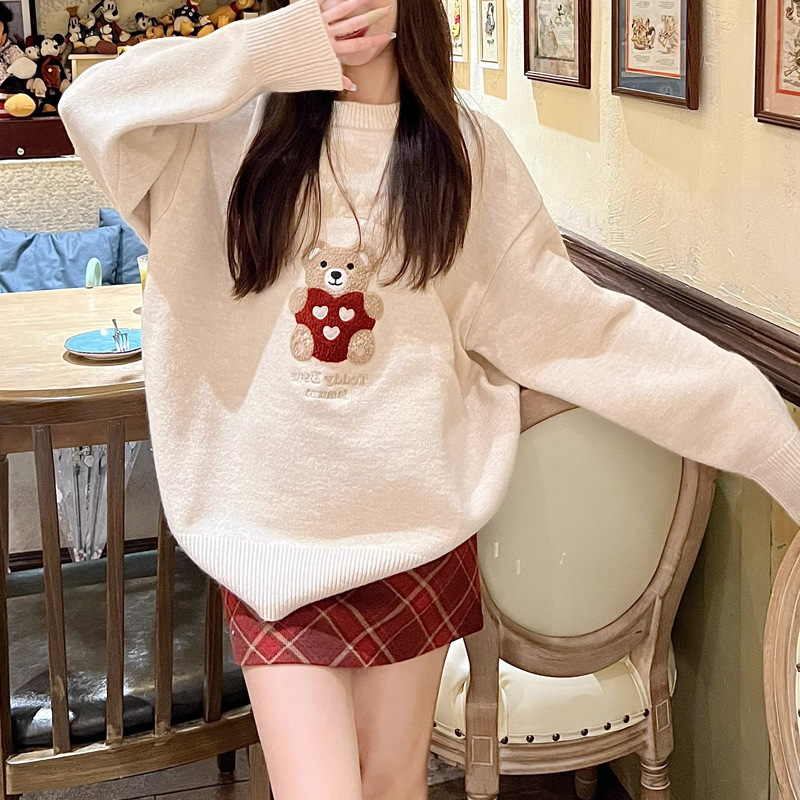 Autumn and winter new retro towel embroidered bear round neck sweater design niche versatile age-reducing knitted top