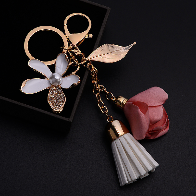 Korean version of the new style flowers and leaves, exquisite keychains with tassels, versatile bags and car pendants, creative small gifts wholesale