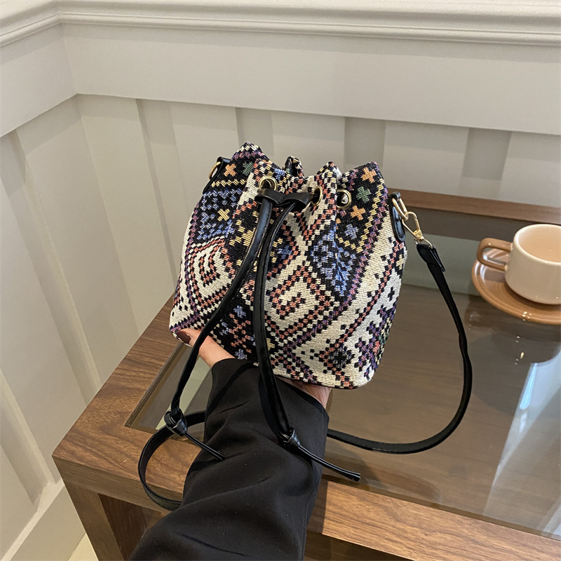 This year’s popular plaid ethnic style cotton and linen small bags 2024 new women’s bags crossbody bags chain portable buckets