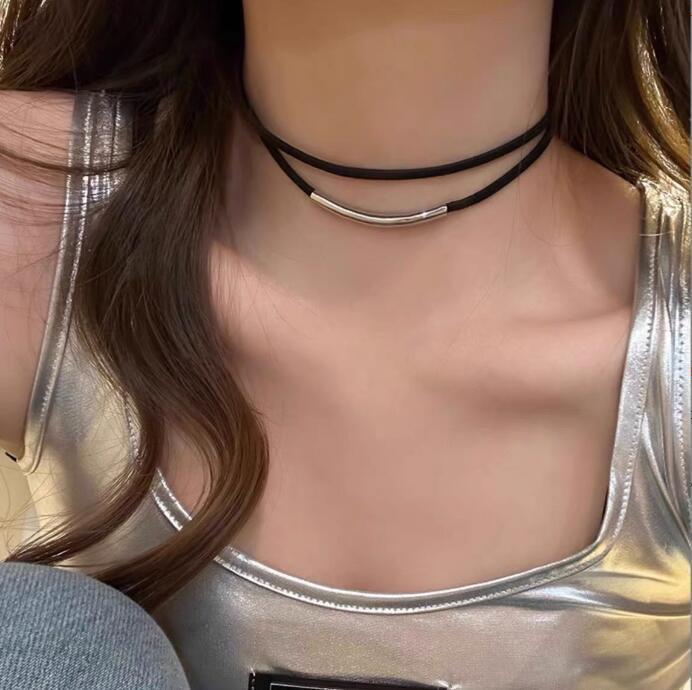 Sweet and cool hot girl leather rope short necklace niche choker curved choker necklace simple temperament clavicle chain