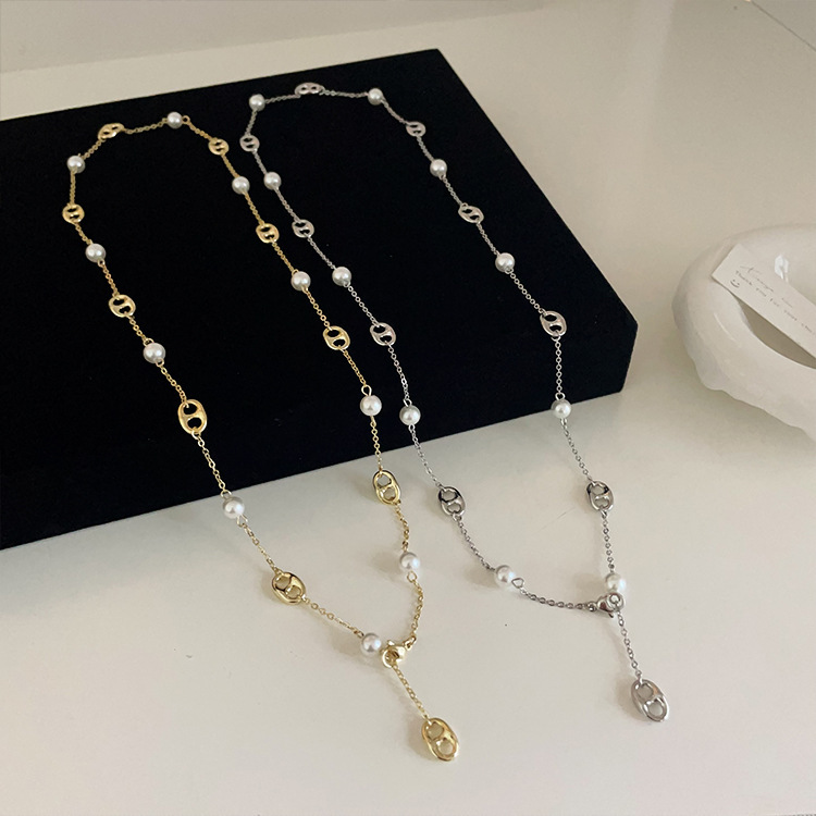 Long pig nose metal pearl necklace for women with niche retro personality, simple and versatile choker sweater chain