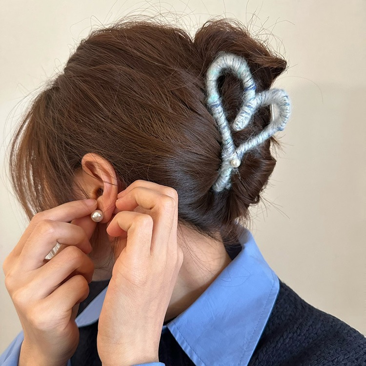 Sweet and cool girl hand-wound wool love pearl clip design autumn and winter new hairpin shark clip hair accessories
