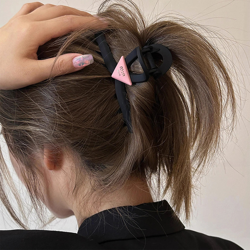 Pink Love Triangular Clip, Sweet and Cool Versatile Hair Clip, High-end Hair Accessory, Shark Clip for Women, Large Size and Large Hair Volume