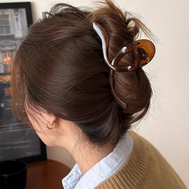 Designed geometric lines on the back of the head, hair clips for women, ice-through, versatile high-end hair clips, headwear, large shark clips
