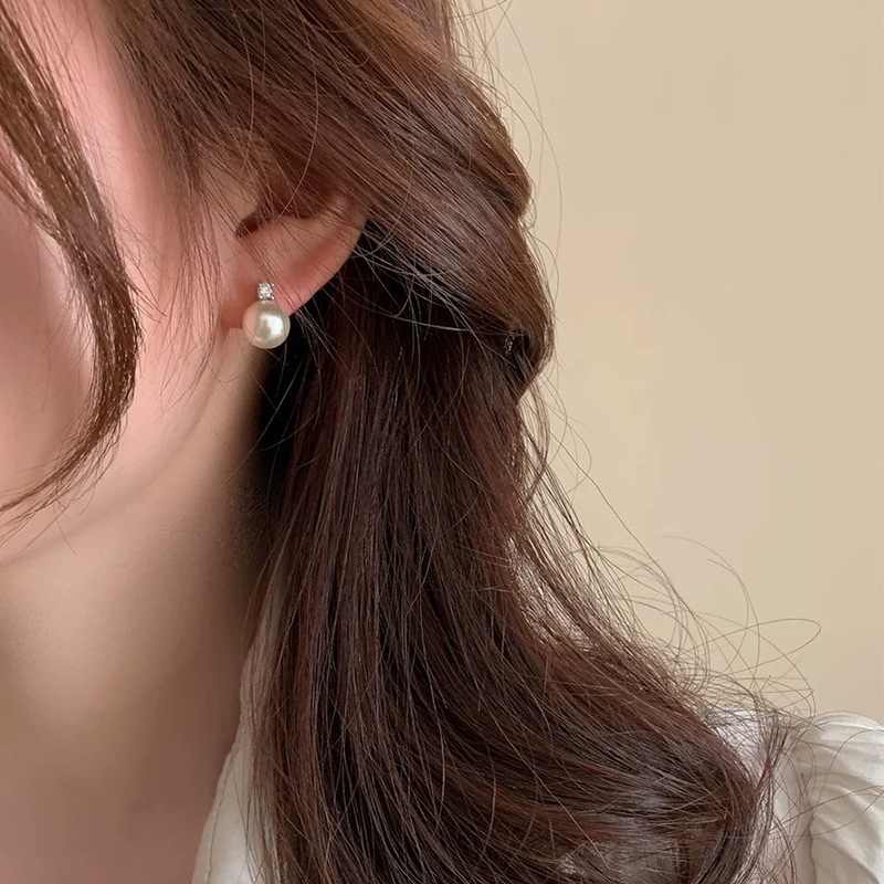 High-end Shijia pearl zircon earrings for women Korean niche design personality simple and versatile temperament earrings