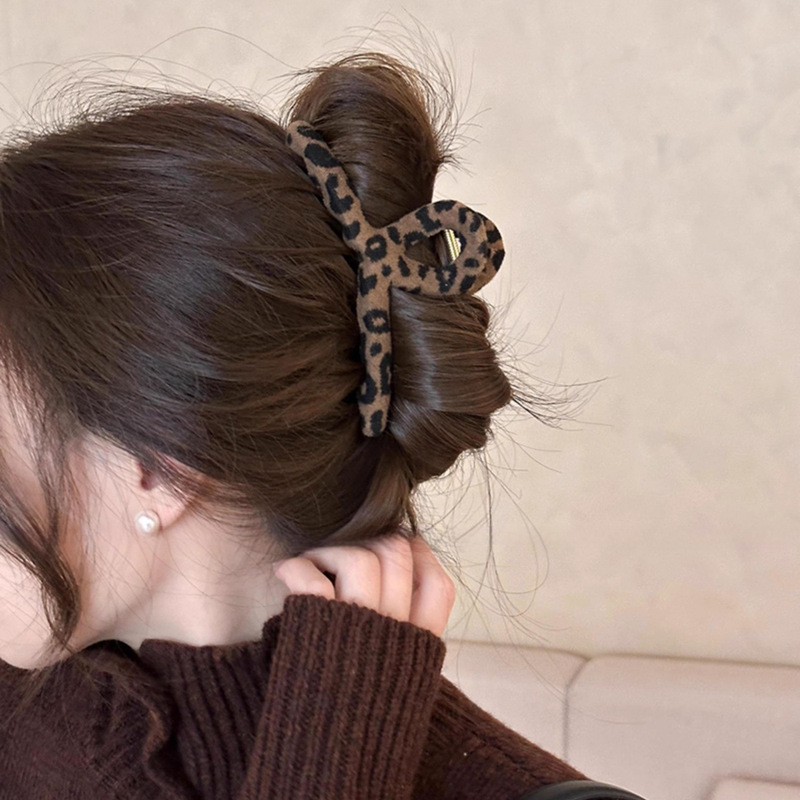 Autumn and winter cross leopard print fabric grab clip for women 2024 new high-end shark clip back of the head hairpin hairpin headdress