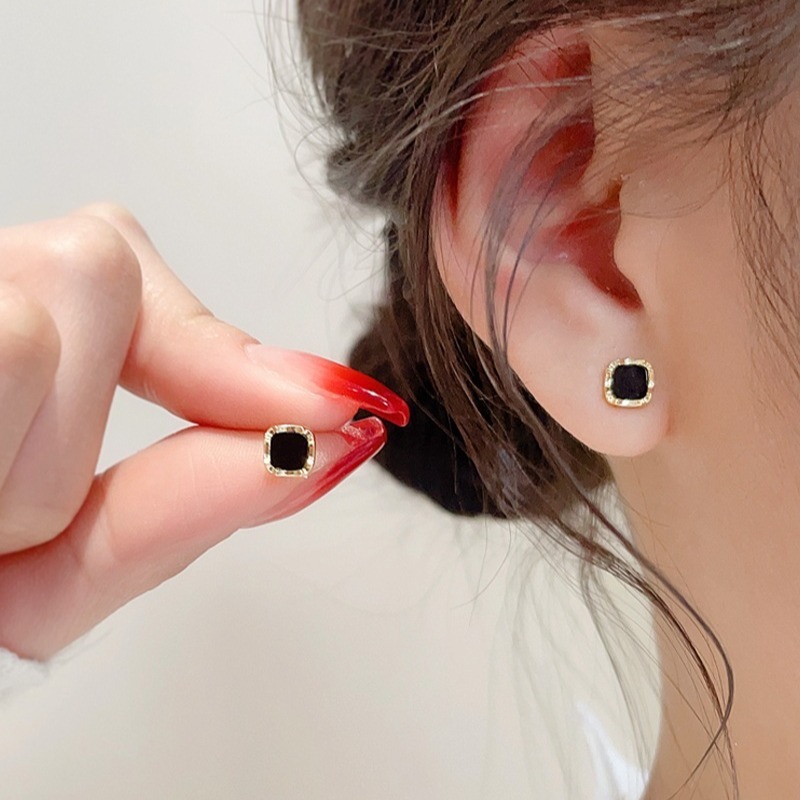Black square small earrings women's sterling silver earrings 2024 new hot style exquisite temperament high-end ear piercing earrings