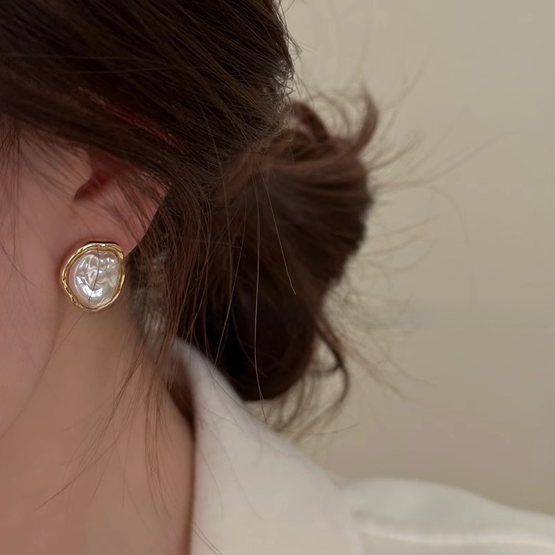 Special-shaped baroque pearl earrings, light luxury design earrings, women's fashionable and cool style earrings
