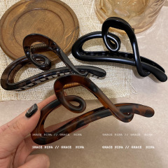 Temperament simple twisted love grabber girls 2024 new French retro hairpin back of the head shark clip hair accessory