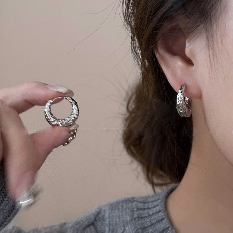 Irregular croissant earrings for women, new hot style plain hoop earrings, light luxury, high-end, temperament, studs and earrings