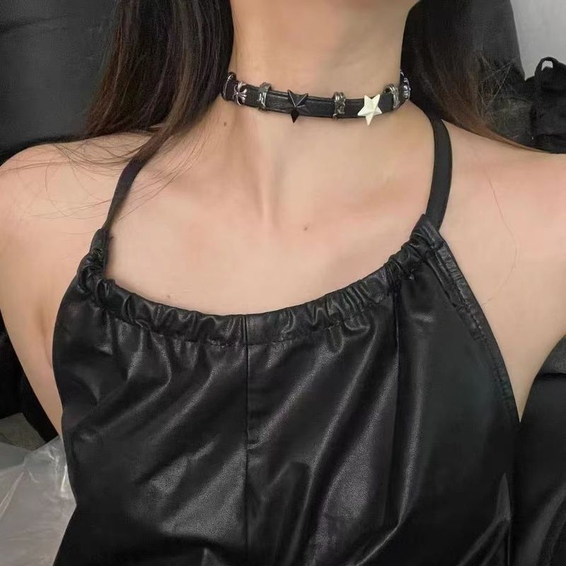 Dark style hot girl sweet and cool five-pointed star spliced ​​black leather collar Y2k subculture high-end personalized clavicle chain