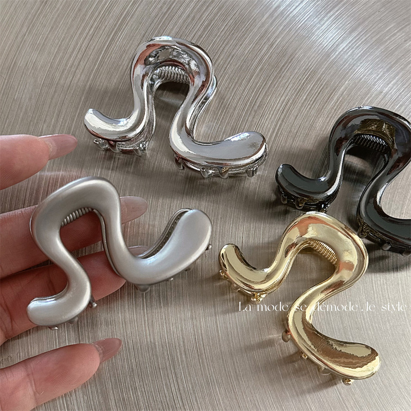 Irregular metal small grabber clip for women, niche design, high-end hair clip, half-tied high ponytail shark clip