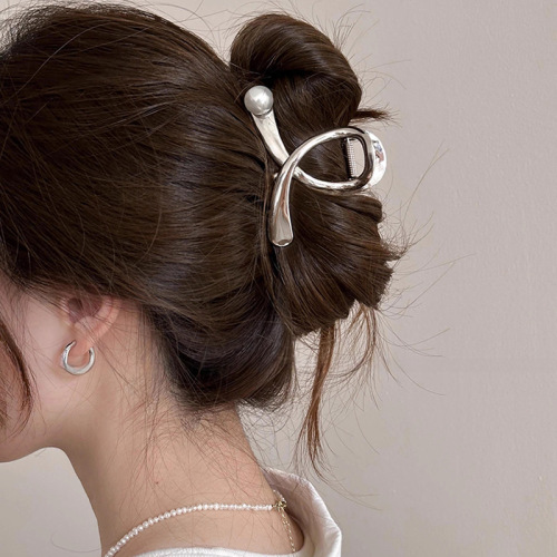Metal Cross Pearl Clip Women's 2024 New High-end Hair Clip Medium Shark Clip Hair Clip at the Back of the Head