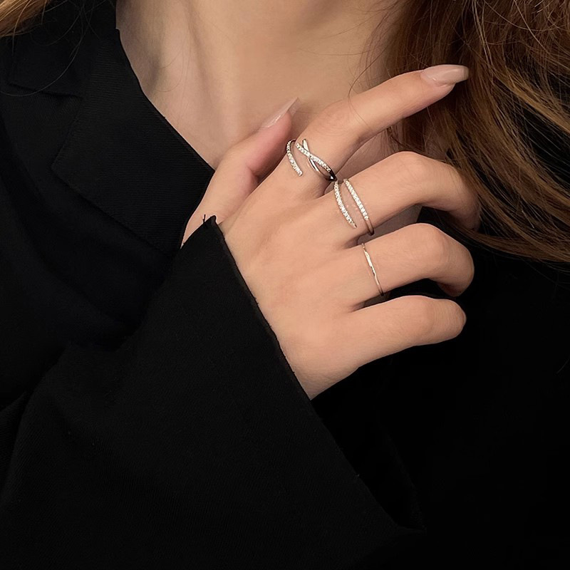 Fashionable and simple broken diamond ring, women's trendy design, niche personality, light luxury, high-end fine ring, exquisite and versatile silver ring