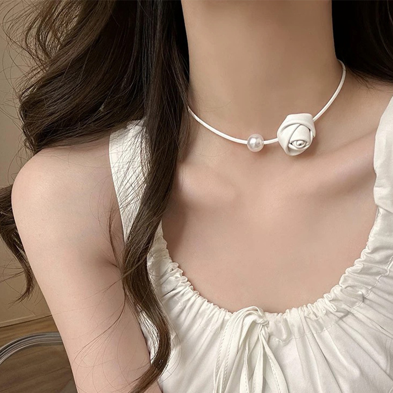 High-end atmosphere rose pearl choker choker niche necklace women 2024 new temperament choker accessories