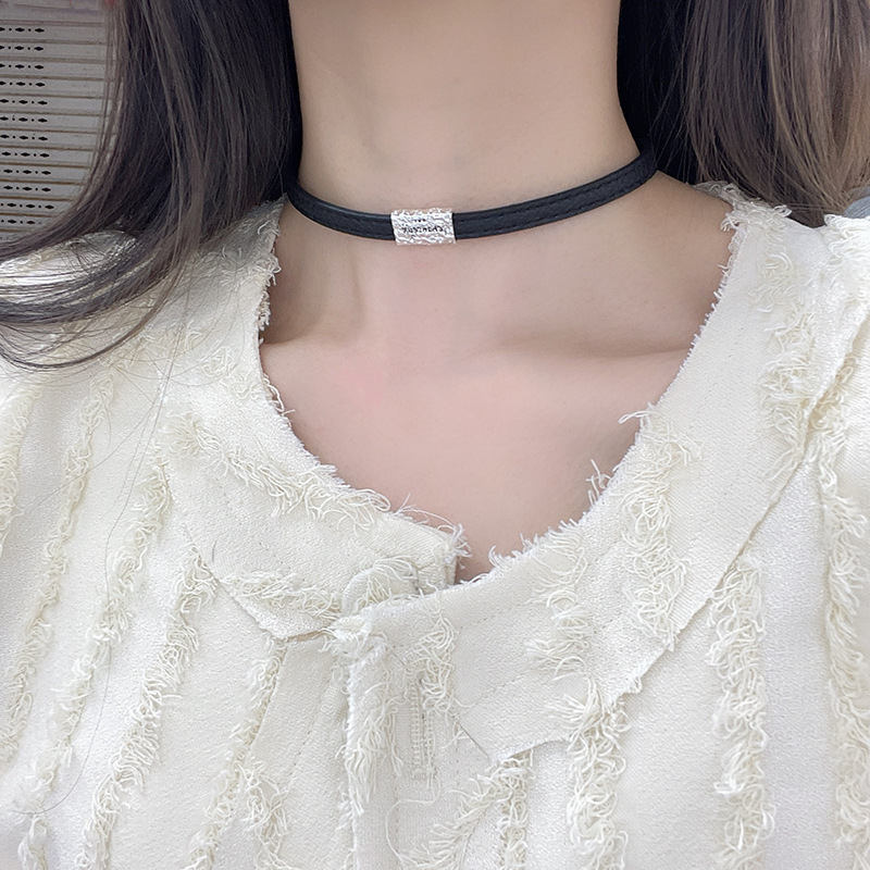 Fashion design letter neck collar niche high-end leather necklace clavicle chain temperament sparkling diamond collar trendy women wholesale