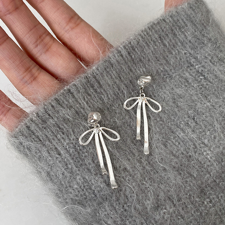 A two-piece metal bow earring for women with a niche design, retro personality, versatile temperament, fashionable earrings