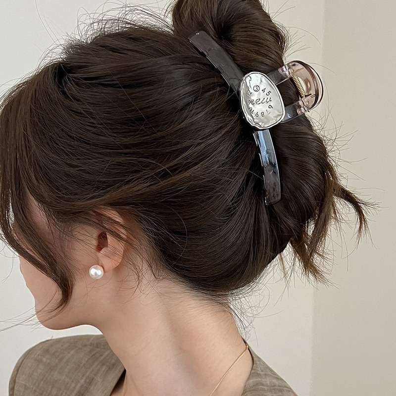 If you have a lot of hair, you can't get rid of it. The same style of alloy irregular letter large hair clip, personalized and fashionable shark clip