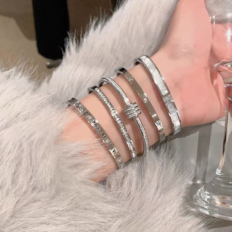 Titanium steel bracelet for girls, high-end diamond-filled stainless steel bracelet, niche, versatile, light, luxurious, non-fading, couple's hand jewelry