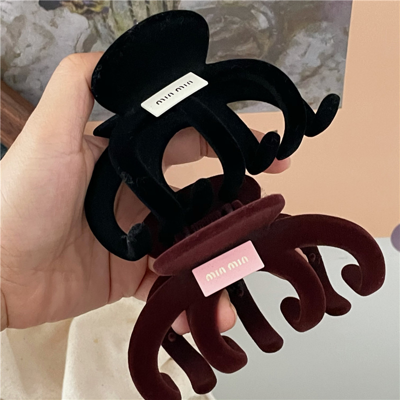 New style of high-end autumn and winter flocked pumpkin hair clips. Simple and elegant black brown plastic hair clips.