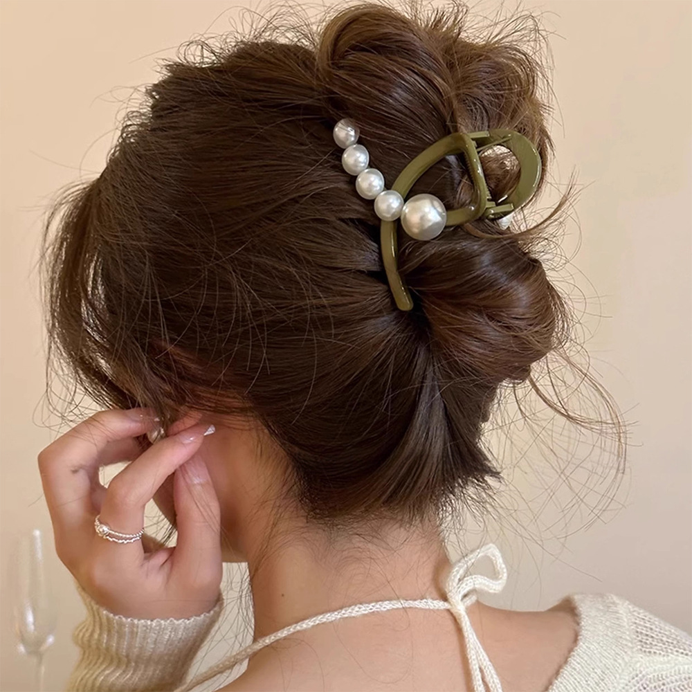 Very good at catching!  Simple design pearl clip for women's new high-end temperament hairdo shark clip headwear