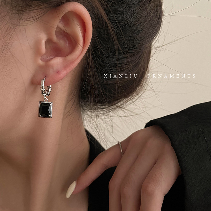 Retro black zircon earrings, earrings, high-end, light luxury, temperament earrings, new trendy autumn and winter earrings for women