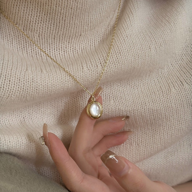 Retro Hong Kong style oval cat's eye stone necklace women's light luxury niche design clavicle chain temperament sweater chain accessories