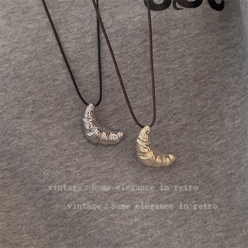 Korean croissant black rope sweater chain niche simple ins versatile pull clavicle chain light luxury long sweater chain