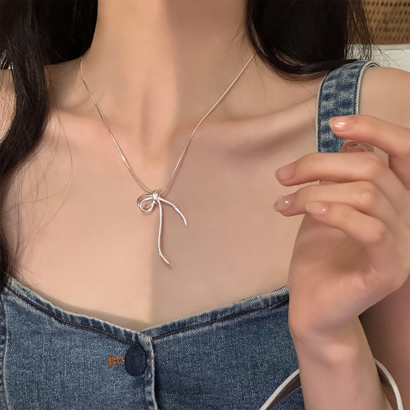 Fashionable simple irregular bow necklace for women light luxury ins style high-end temperament versatile clavicle chain necklace
