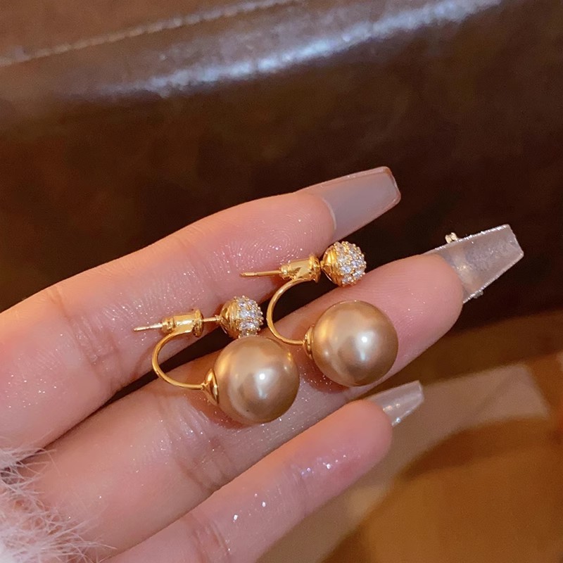 High-end pearl earrings, new popular autumn and winter earrings, light luxury niche, unique design earrings