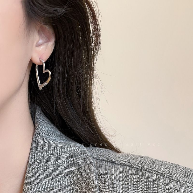 S925 silver needle plated real gold love earrings for women, simple cold style earrings, niche design, versatile earrings