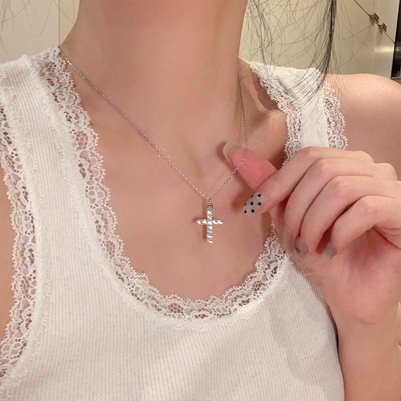 BM same style cross flashing zirconium necklace 2024 new ins sweet cool hot girl niche design versatile clavicle chain for women