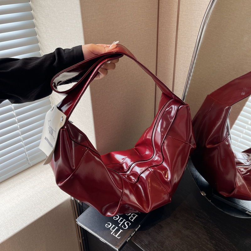 2024 new autumn and winter croissant bag for women, high-end glossy shoulder bag, large capacity, retro commuter cross-body dumpling bag