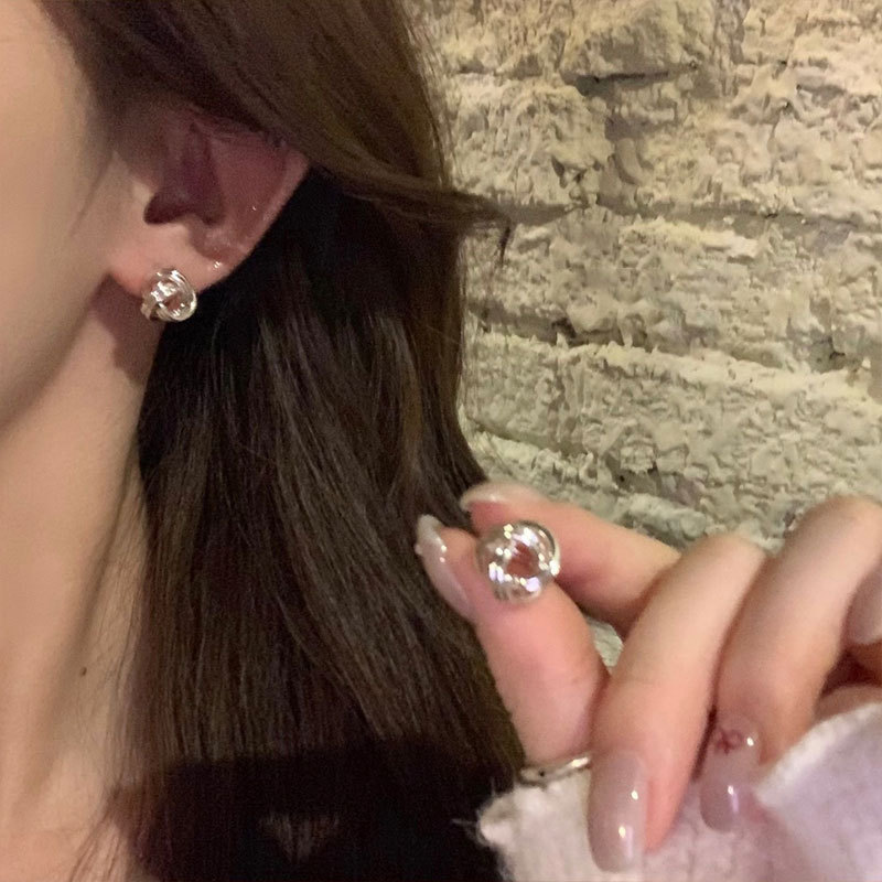 Small, exquisite and versatile twist earrings for women, simple personality, fashionable, elegant, commuting, trendy temperament earrings.