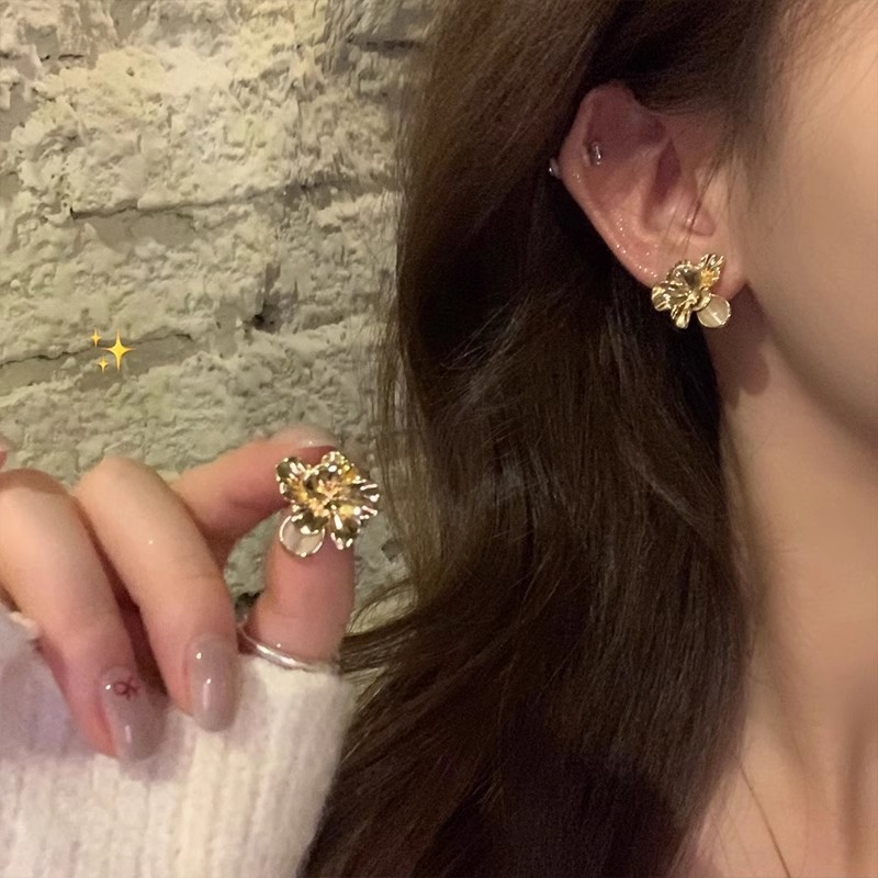 Korean popular metallic camellia earrings for women, high-end design three-dimensional opal flower earrings, stud earrings