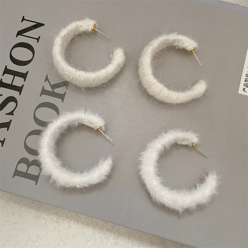 Korean style autumn and winter new c-shaped earrings for women white mink plush earrings small fresh and sweet silver needle earrings Abella