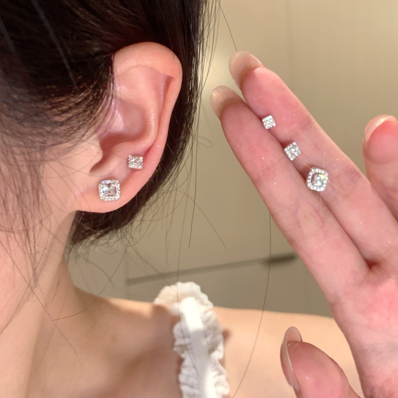 Whole body 925 silver small sugar cube flash zirconium ear piercing earrings for women, light luxury and high-end earrings for women to sleep without removing earrings