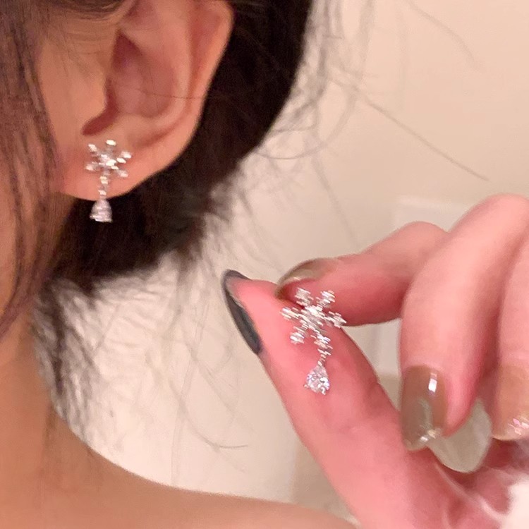 Exquisite and gentle sparkling zirconium snowflake earrings for women autumn and winter high-end earrings new 2024 hot style earrings earrings earrings