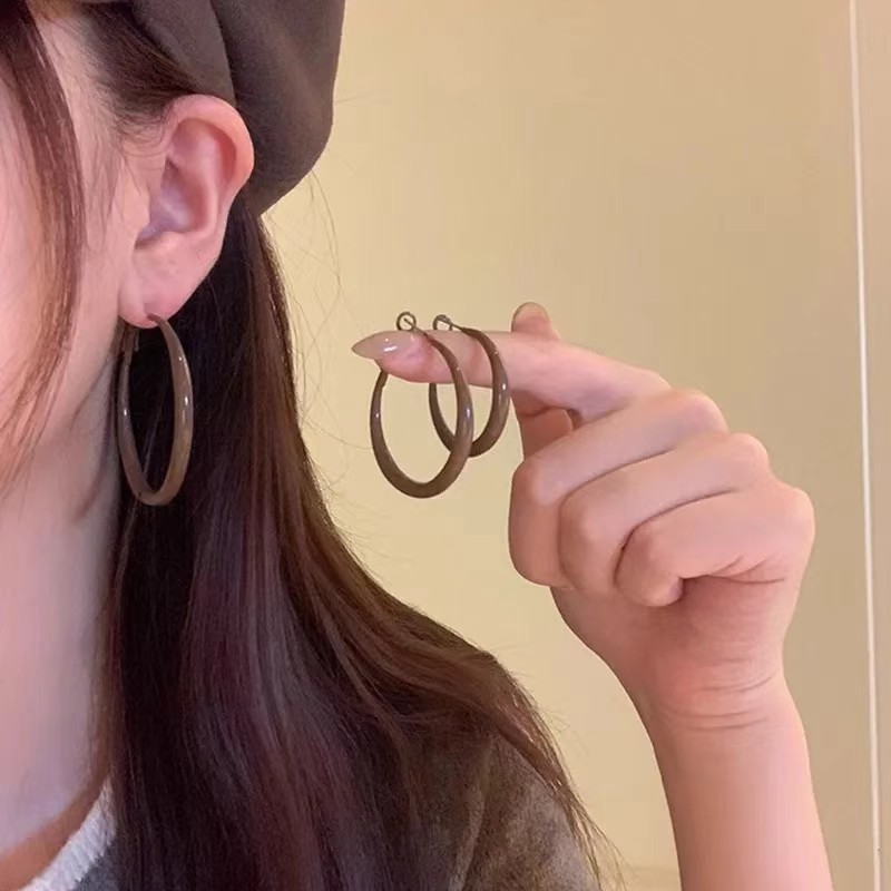 Retro Yadan style autumn and winter Maillard plain hoop oil drop earrings women's fashion ear hoop hoop earrings face-showing small earrings