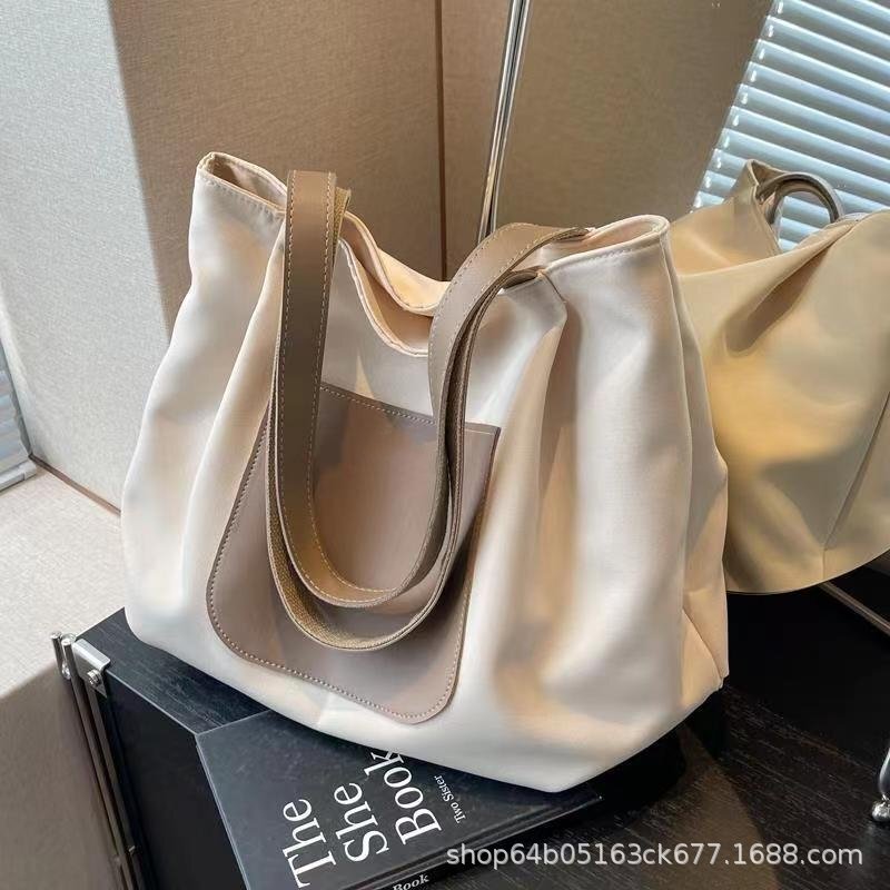 Casual large-capacity canvas bag for women 2024 new style simple and versatile commuter shoulder bag lightweight travel bag