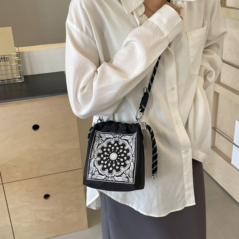 Simple ins embroidered small cloth bag for women 2024 new Japanese cashew flower mobile phone bag versatile shoulder crossbody bag