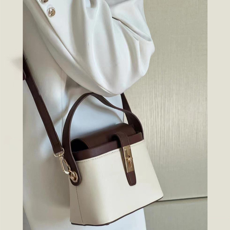 Guangzhou factory direct sales 2024 handbag crossbody bag trendy color matching bag for women high-end niche women
