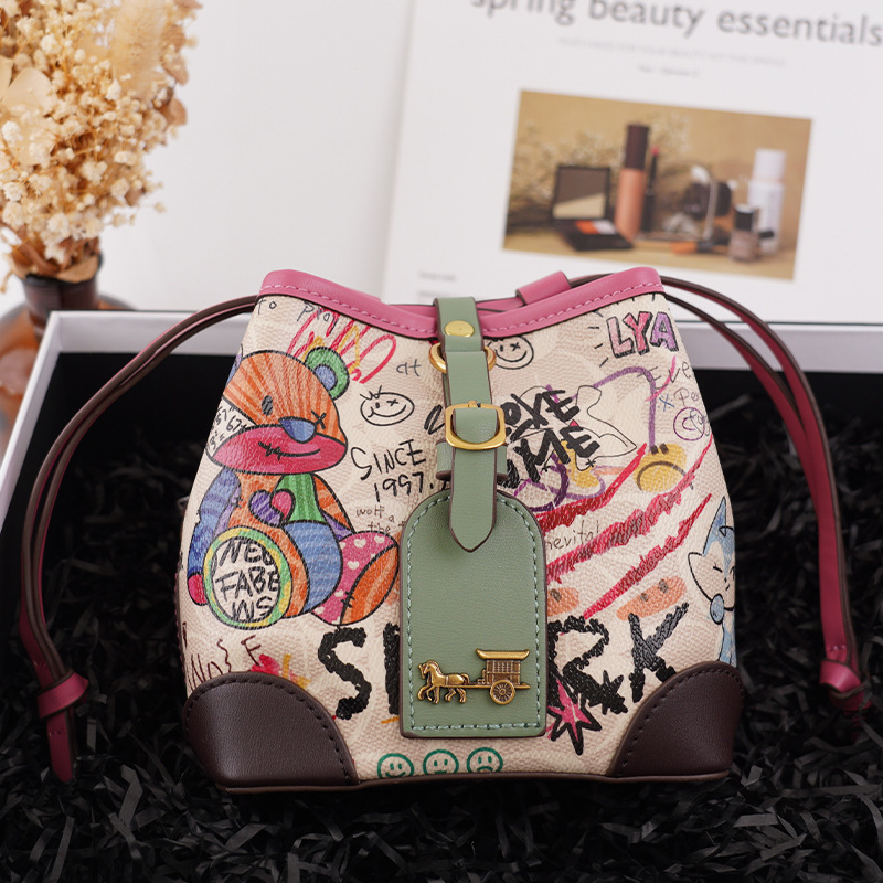 Hong Kong IT Hot Style Bear Graffiti Bucket Bag 2024 Trendy Fashion Niche Design Crossbody Bag Drawstring Women's Bag