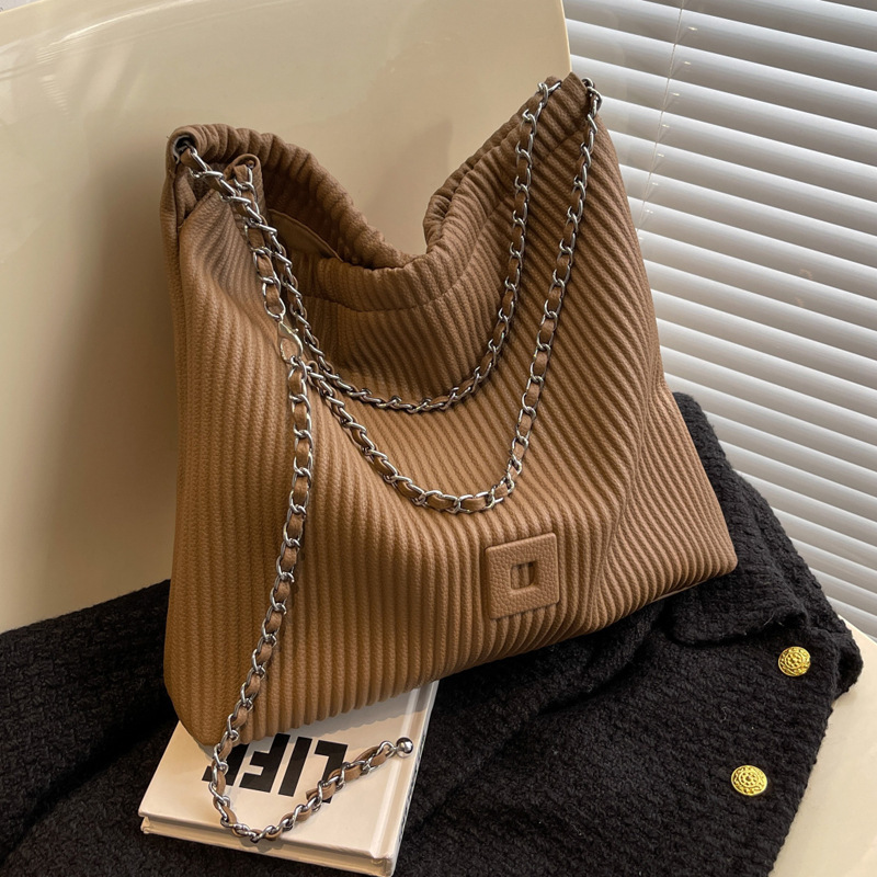2024 new large-capacity bags for women, fashionable spring and summer shoulder bags, pleated commuting chain bucket bags
