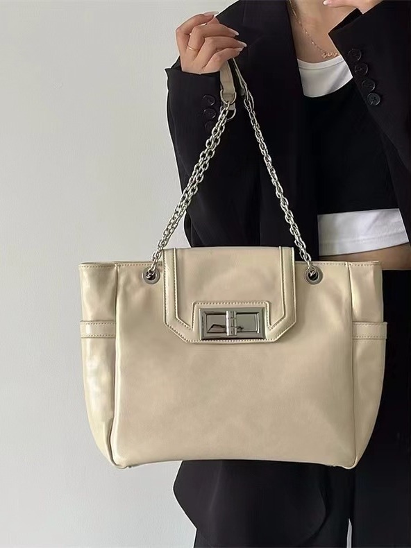 Retro waxed leather large-capacity tote bag for women 2024 new Korean style lock chain bag single shoulder armpit bag trendy