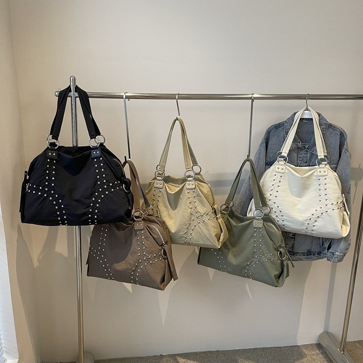 Large-capacity riveted nylon cloth, cool and handsome bags, commuter personality, fashionable shoulder tote bag, European and American foreign trade crossbody bag